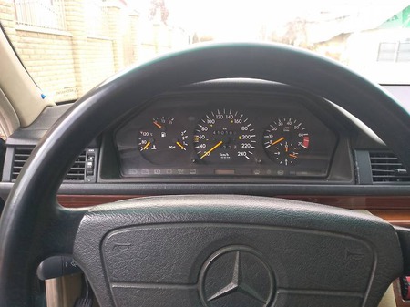 Mercedes-Benz E 220 1994  випуску Чернівці з двигуном 2.2 л бензин седан механіка за 4200 долл. 