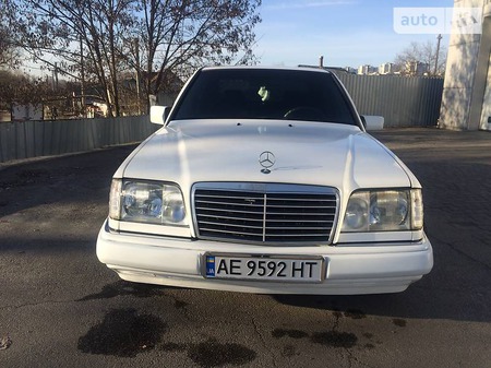Mercedes-Benz E 320 1994  випуску Дніпро з двигуном 3.2 л бензин седан механіка за 4000 долл. 