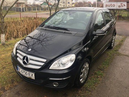 Mercedes-Benz B 180 2010  випуску Львів з двигуном 0 л дизель хэтчбек механіка за 9900 долл. 