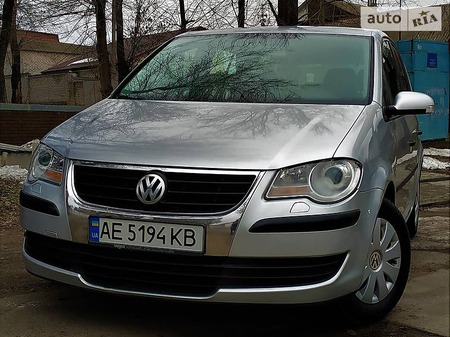 Volkswagen Touran 2008  випуску Дніпро з двигуном 1.9 л дизель мінівен механіка за 8450 долл. 