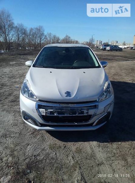 Peugeot 208 2016  випуску Київ з двигуном 1.2 л бензин хэтчбек автомат за 9200 долл. 