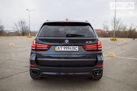 BMW X5 2015  випуску Чернівці з двигуном 3.5 л бензин позашляховик автомат за 34999 долл. 