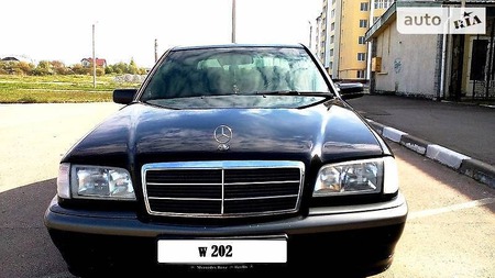 Mercedes-Benz C 240 1999  випуску Львів з двигуном 2.4 л газ седан автомат за 5000 долл. 