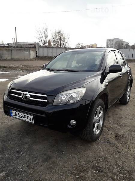 Toyota RAV 4 2006  випуску Черкаси з двигуном 2.2 л дизель позашляховик механіка за 11550 долл. 