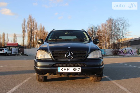 Mercedes-Benz ML 320 1999  випуску Київ з двигуном 3.2 л газ позашляховик автомат за 3400 долл. 