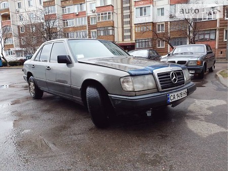 Mercedes-Benz E 230 1988  випуску Київ з двигуном 2.3 л газ седан автомат за 2750 долл. 