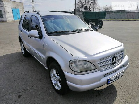 Mercedes-Benz ML 320 1998  випуску Полтава з двигуном 3.2 л газ позашляховик автомат за 6800 долл. 