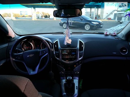 Chevrolet Cruze 2013  випуску Харків з двигуном 1.8 л газ седан механіка за 11000 долл. 