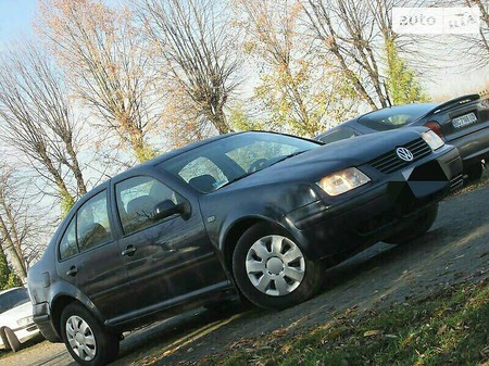 Volkswagen Bora 1999  випуску Дніпро з двигуном 1.6 л газ седан механіка за 900 долл. 