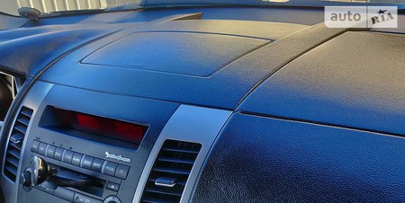 Mitsubishi Outlander XL 2008  випуску Дніпро з двигуном 2.4 л бензин позашляховик автомат за 12200 долл. 