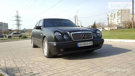 Mercedes-Benz E 55 AMG 1998  випуску Донецьк з двигуном 5.5 л бензин седан автомат за 7500 долл. 