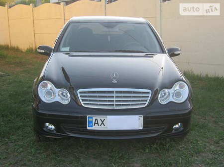 Mercedes-Benz C 180 2006  випуску Харків з двигуном 1.8 л газ седан автомат за 9700 долл. 