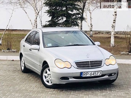 Mercedes-Benz C 200 2004  випуску Дніпро з двигуном 2 л газ седан механіка за 1999 долл. 