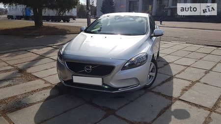 Volvo V40 2014  випуску Рівне з двигуном 1.6 л дизель хэтчбек автомат за 12700 долл. 