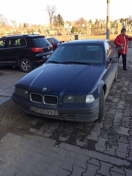BMW 323 1993  випуску Чернівці з двигуном 1.8 л бензин седан механіка за 1100 долл. 