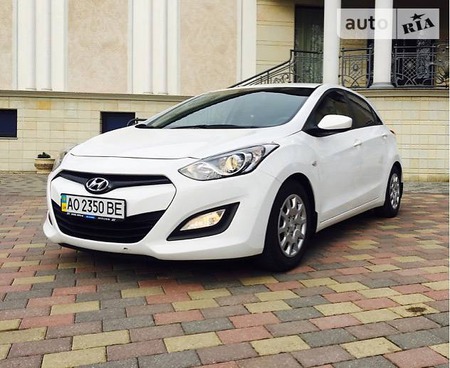 Hyundai i30 2013  випуску Ужгород з двигуном 1.6 л бензин хэтчбек механіка за 10800 долл. 