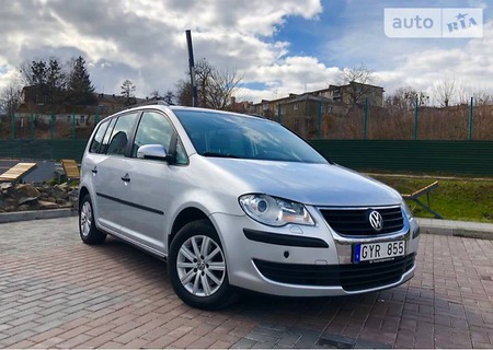 Volkswagen Touran 2008  випуску Луцьк з двигуном 2 л газ мінівен механіка за 8550 долл. 