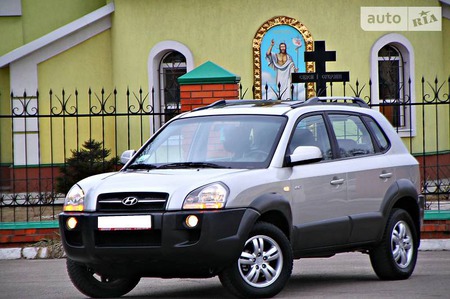 Hyundai Tucson 2008  випуску Дніпро з двигуном 0 л бензин позашляховик механіка за 10750 долл. 