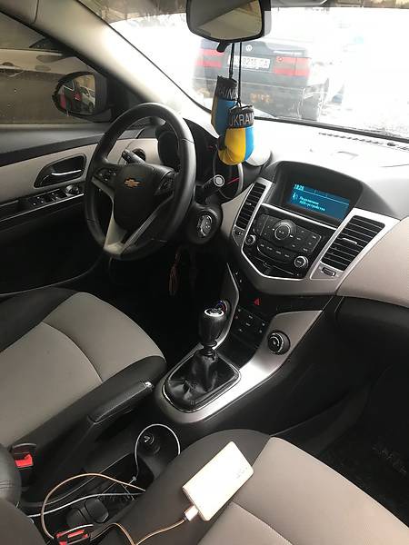 Chevrolet Cruze 2011  випуску Харків з двигуном 0 л бензин седан механіка за 9500 долл. 
