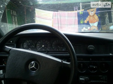 Mercedes-Benz 190 1984  випуску Вінниця з двигуном 2 л газ седан механіка за 2000 долл. 