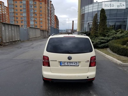 Volkswagen Touran 2010  випуску Дніпро з двигуном 1.4 л газ мінівен механіка за 10200 долл. 