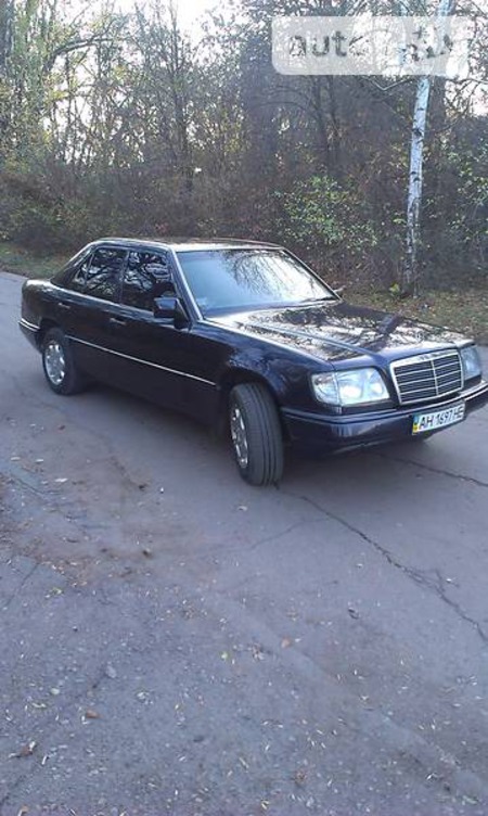 Mercedes-Benz E 220 1994  випуску Донецьк з двигуном 0 л газ седан автомат за 3600 долл. 