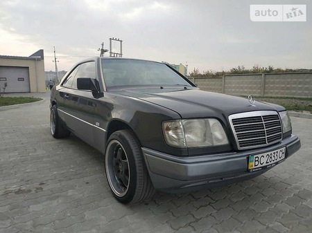 Mercedes-Benz E 200 1994  випуску Львів з двигуном 2 л газ купе механіка за 5900 долл. 
