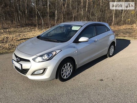 Hyundai i30 2013  випуску Житомир з двигуном 1.6 л бензин хэтчбек механіка за 10300 долл. 