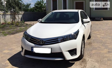 Toyota Corolla 2015  випуску Харків з двигуном 0 л бензин седан механіка за 13999 долл. 