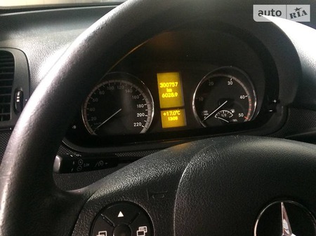 Mercedes-Benz Vito 2010  випуску Рівне з двигуном 2.2 л дизель мінівен автомат за 15500 долл. 