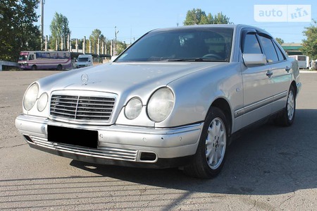 Mercedes-Benz E 230 1997  випуску Миколаїв з двигуном 2.3 л газ седан механіка за 2800 долл. 