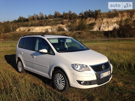Volkswagen Touran 2010  випуску Львів з двигуном 1.4 л газ мінівен автомат за 8500 долл. 