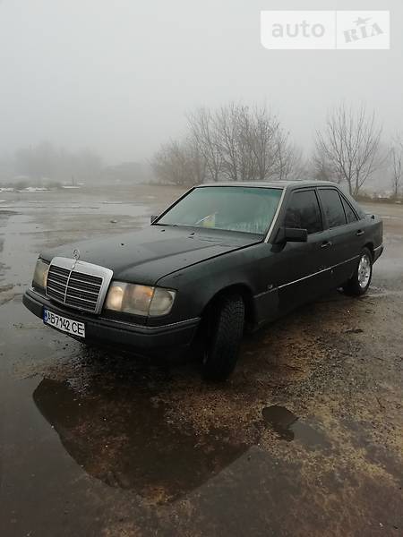 Mercedes-Benz E 200 1986  випуску Миколаїв з двигуном 0 л газ седан механіка за 2100 долл. 