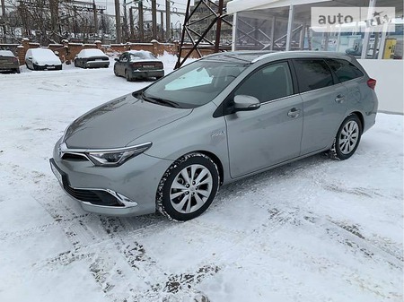 Toyota Auris 2016  випуску Чернівці з двигуном 1.8 л гібрид універсал автомат за 22500 долл. 