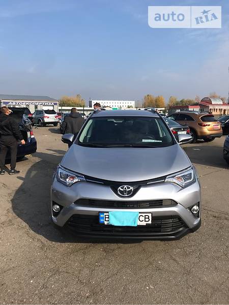 Toyota RAV 4 2016  випуску Рівне з двигуном 2.5 л бензин позашляховик автомат за 22999 долл. 