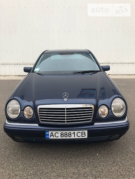 Mercedes-Benz E 300 1998  випуску Луцьк з двигуном 3 л дизель седан автомат за 5700 долл. 