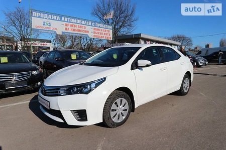 Toyota Corolla 2015  випуску Харків з двигуном 1.3 л бензин седан механіка за 13999 долл. 