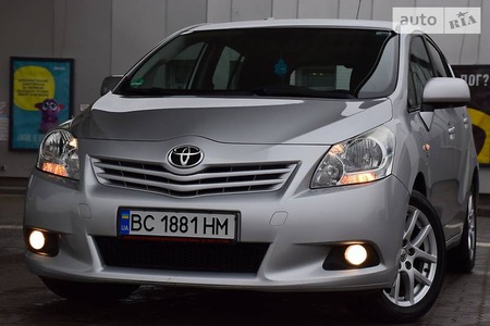 Toyota Verso 2009  випуску Львів з двигуном 2.2 л дизель мінівен автомат за 11999 долл. 