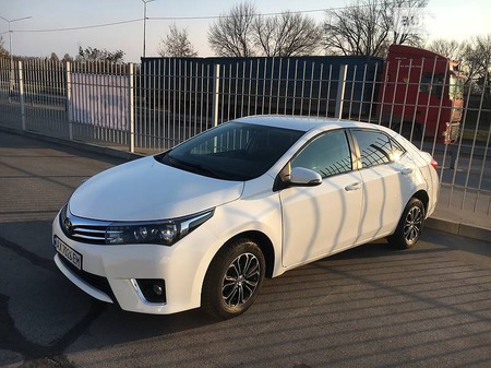 Toyota Corolla 2016  випуску Дніпро з двигуном 1.6 л бензин седан автомат за 16900 долл. 