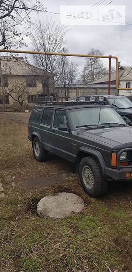 Jeep Cherokee 1990  випуску Донецьк з двигуном 4 л газ позашляховик автомат за 6000 долл. 