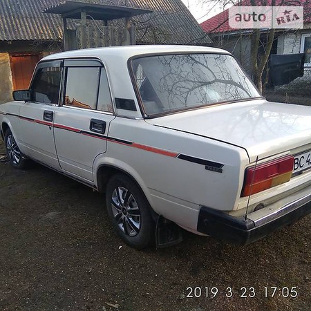 Lada 2105 1992  випуску Львів з двигуном 1.5 л газ  механіка за 1300 долл. 