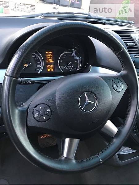 Mercedes-Benz Viano 2011  випуску Тернопіль з двигуном 2.2 л дизель мінівен автомат за 21500 долл. 