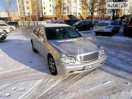 Mercedes-Benz C 200 2003  випуску Київ з двигуном 2.2 л дизель седан механіка за 6000 долл. 