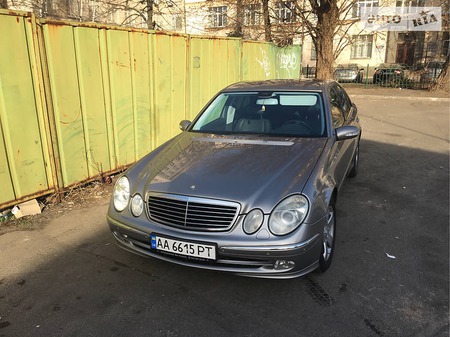 Mercedes-Benz E 240 2004  випуску Київ з двигуном 2.6 л газ седан автомат за 10000 долл. 