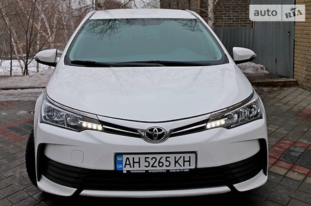 Toyota Corolla 2017  випуску Харків з двигуном 0 л бензин седан автомат за 14900 долл. 