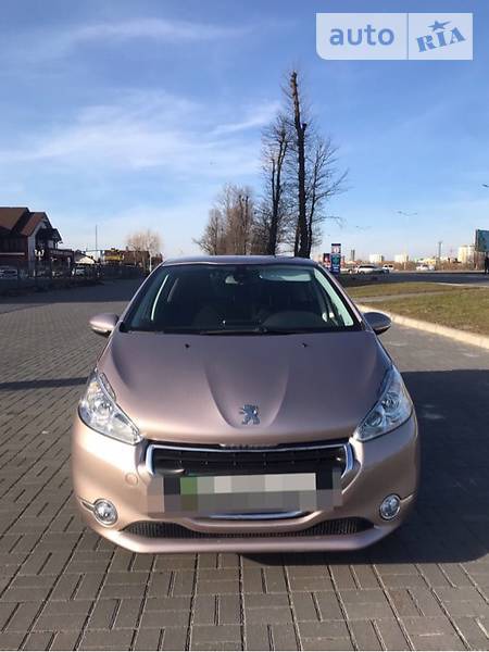 Peugeot 208 2015  випуску Львів з двигуном 1.2 л бензин хэтчбек автомат за 11400 долл. 