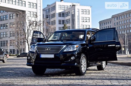 Lexus LX 570 2011  випуску Харків з двигуном 5.7 л газ позашляховик автомат за 47000 долл. 