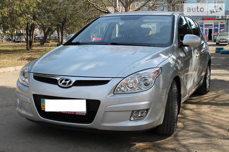 Hyundai i30 2008  випуску Чернівці з двигуном 1.6 л газ хэтчбек механіка за 7800 долл. 