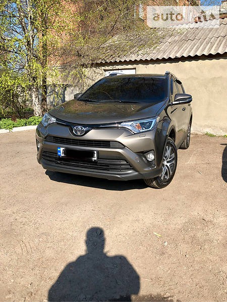 Toyota RAV 4 2015  випуску Харків з двигуном 2 л бензин позашляховик автомат за 24900 долл. 