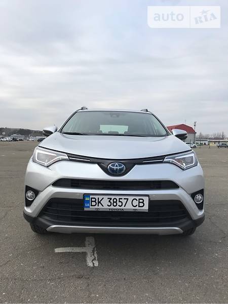 Toyota RAV 4 2016  випуску Рівне з двигуном 2.5 л гібрид позашляховик автомат за 26999 долл. 